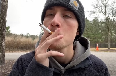 Лечение зависимости от табакокурения в Вытегре Мужчина с сигаретой делает затяжку